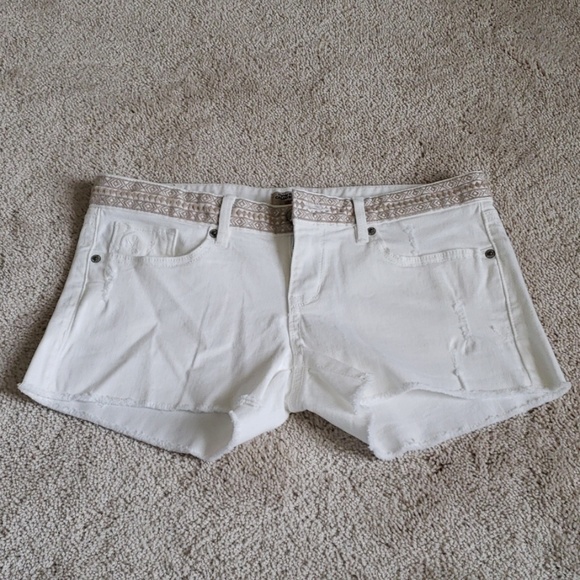 White shorts - Picture 1 of 5